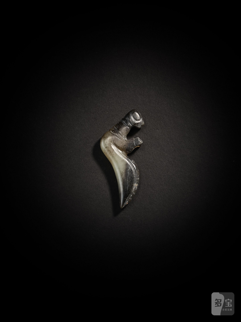 新石器時代或更晚　玉螳螂 | A SMALL JADE 'MANTIS' CARVING